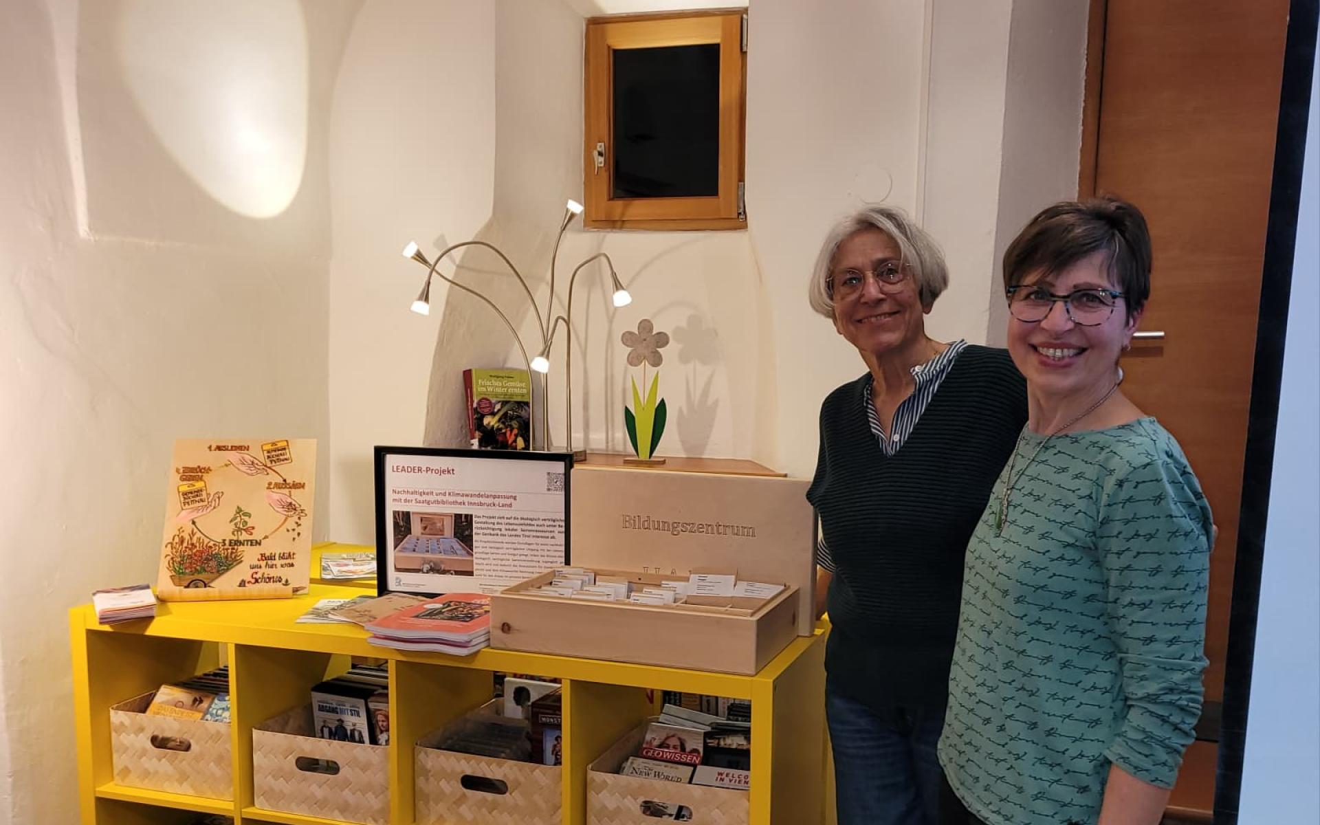 Marianne Enthofer und Elisabeth Ladner von der Bücherei