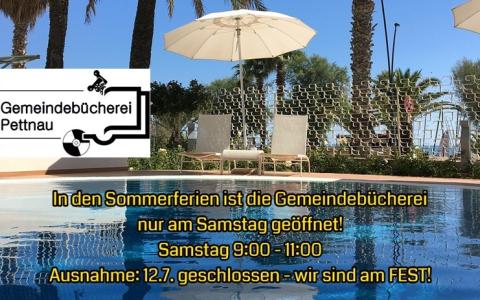 Sommeröffnungszeiten auf einem Bild - dahinter ein Pool mit Sonnenschirm und Palmen